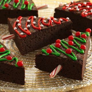 برای اینکه یک درخت کریسمس خوراکی و زیبا تهیه کنید لازم است که از چند ساعت قبل، یک کیک براونی شکلاتی در یک قالب 20 در 30 تهیه کرده و آن را کنار بگذارید تا خوب خنک شود. سپس یک سری مواد خوراکی و تزیینی را از نیز تهیه کرده و جلوی دست‌تان قرار دهید. 